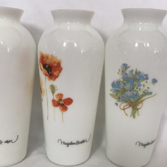 MARJOLEIN BASTIN- Nature’s Sketchbook- set of 3 white glass signed vases- 6” - Picture 3 of 6